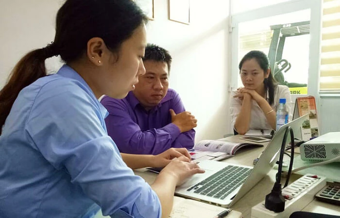 EMAC-Sales-Team-Visiting-Thailand700x450 This is a picture of EMAC talking to clients in the past.